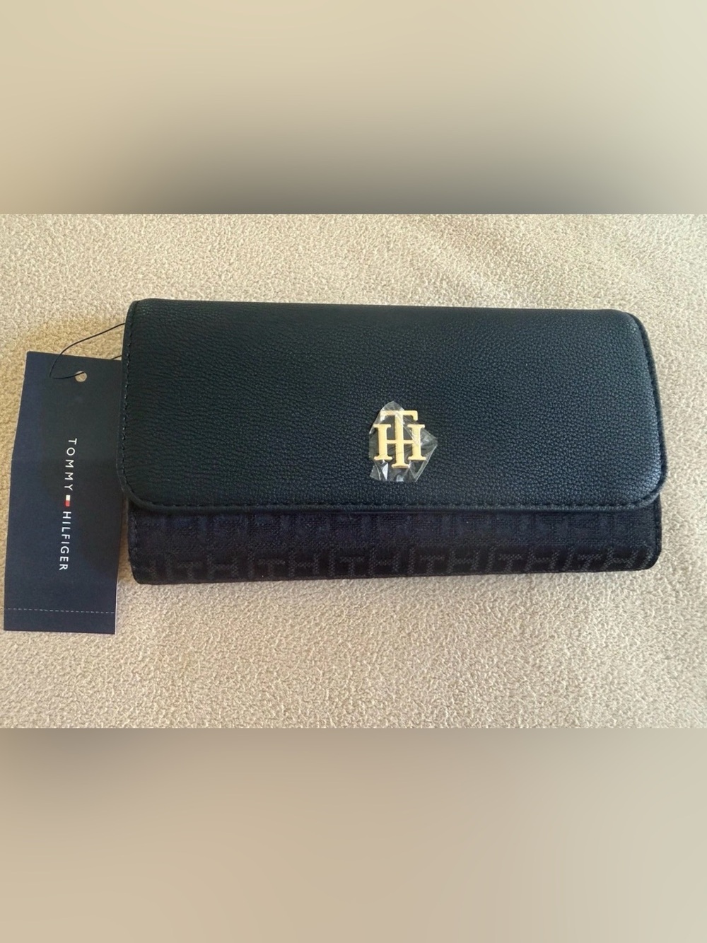 Tommy Hilfiger Wallet Women XW06382 973 0GJ  $68.00 NWT